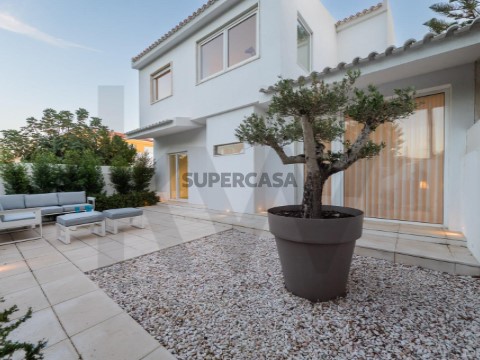 Moradia de 5 assoalhadas junto ao mar no Bairro de Santa Teresinha, Parede, Cascais.