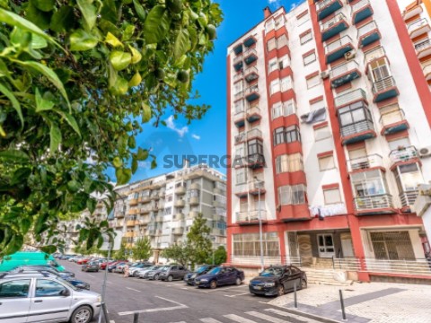 Apartamento T2 em Águas Livres, Amadora