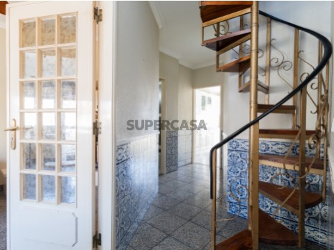 Apartamento T2 Triplex em Venteira, Amadora