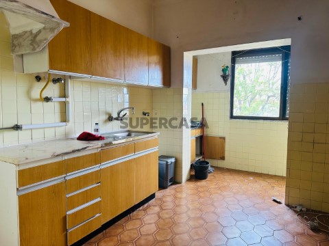 Cozinha com zona de máquinas