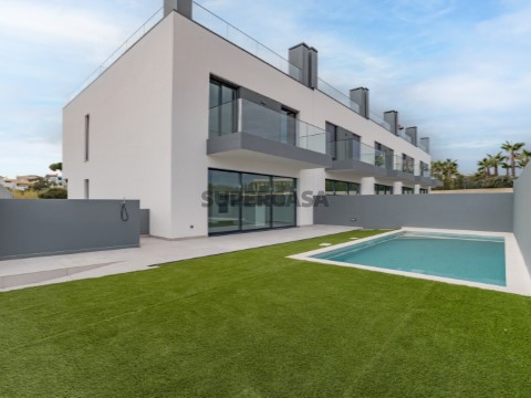 espaço exterior com piscina privada