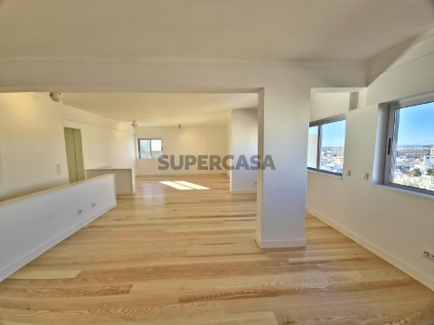 Apartamento T4 na Avenida 5 de Outubro, Faro (Sé e São Pedro)