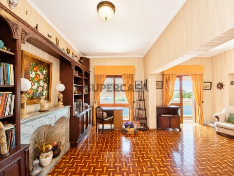Apartamento T5 na Avenida 5 de Outubro, Faro (Sé e São Pedro)