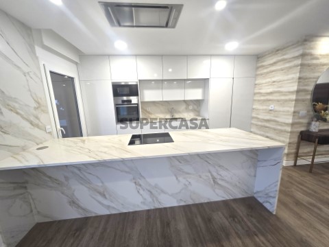 Cozinha moderna totalmente equipada com eletrodomésticos AEG