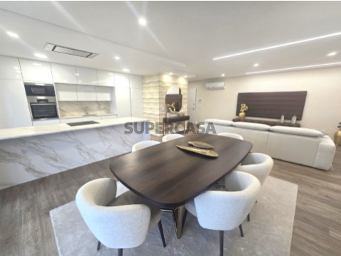Sala - Sala ampla com ligação direta a varanda em T2 em Odivelas