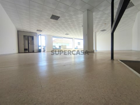 Loja com 2 pisos para venda em Aradas