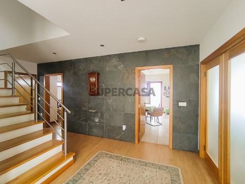 Espetacular moradia T4 com piscina - Vista Alegre