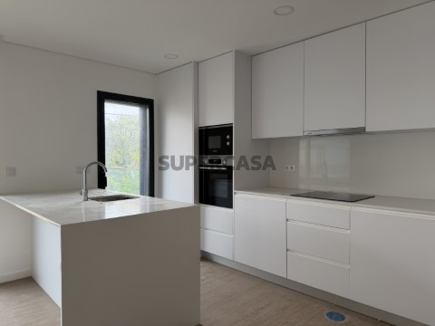 Novidade no mercado !!! Apartamento T2 com terraço- Aveiro / Esgueira
