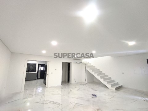 Moradia T4, nova, no coração da Histórica Vista Alegre