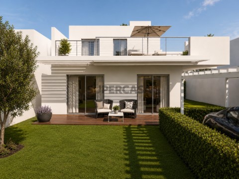Moradia T3 com jardim em condomínio com piscina comum, Azeitão 1