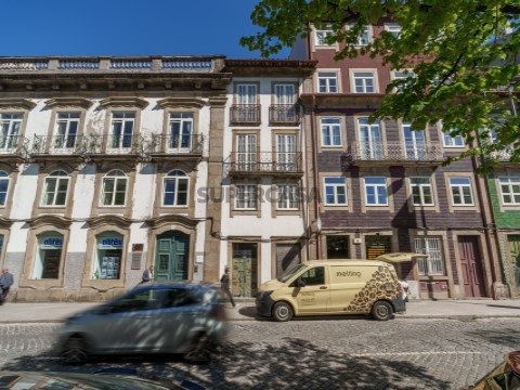 Prédio de 4 pisos na Av. Central , Braga