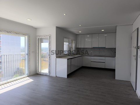 Apartment 3 bedrooms in Rua Natália Correia, Corroios