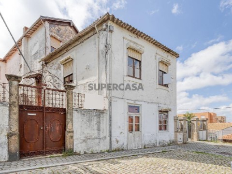 Moradia T5 Triplex em Santa Marinha, Vila Nova de Gaia