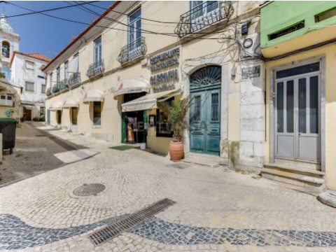 Immeuble à Rénover Complètement à Cacilhas - Excellente Opportunité d’Investissement Immobilier sur la Rive Sud de Lisbonne