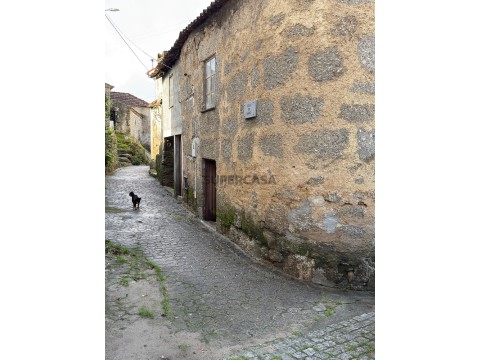 Casa Antiga T3 em Pinheiro de Coja e Meda de Mouros, Tábua