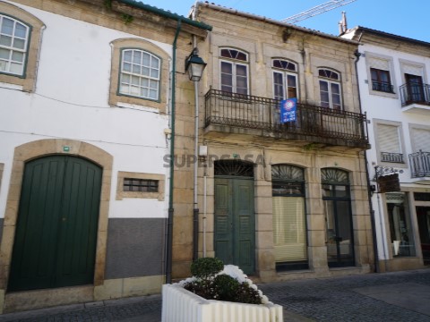 Moradia em pedra para recuperar, no centro histórico da vila de Monção