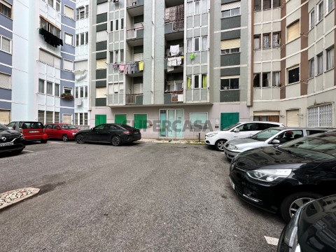 Zona Envolvente - Garagem Ampla com 165 m² e Saída Direta para a Rua - Agualva-Cacém