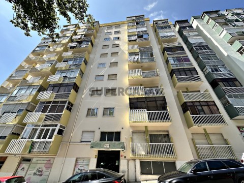 Fachada - Magnífico T3 Totalmente Remodelado no Casal de São Brás, com Varandas e 2 WC