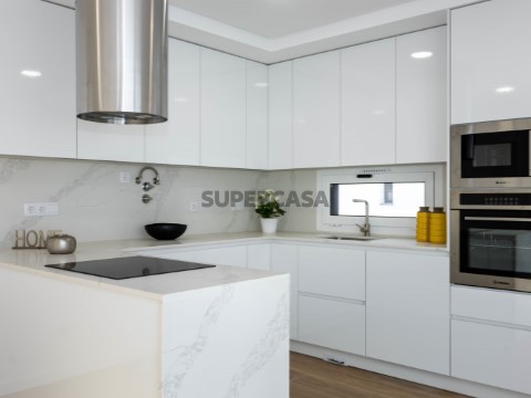 Apartamento T3 novo | magnificas áreas | varandas | parqueamento | localizado na Amora.