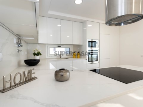 Apartamento T3 novo | magnificas áreas | varandas | parqueamento | localizado na Amora.