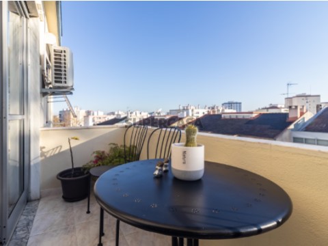 Apartamento T3 em Corroios | 105 m² | Totalmente Remodelado | Junto ao Metro de Superfície
