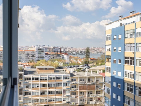 Apartamento T2 com vista Rio em Almada