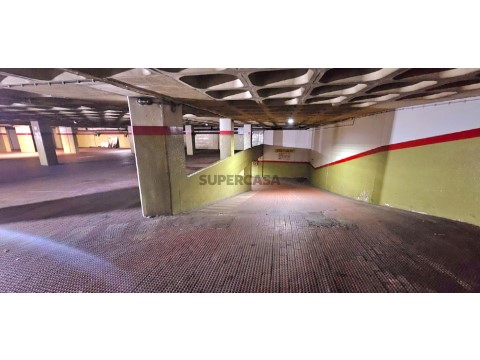 Garagem na Rua Elias Garcia, Venteira
