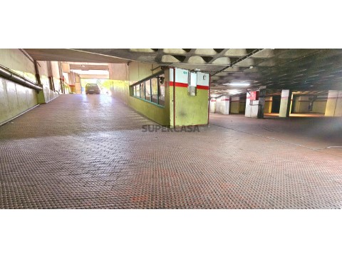 Garagem na Rua Elias Garcia, Venteira