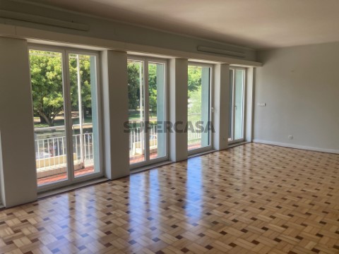 Apartamento T3+1 junto ao jardim do Passeio Alegre
