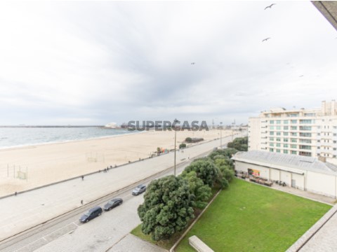Apartamento T3 na Rua de Roberto Ivens, Matosinhos