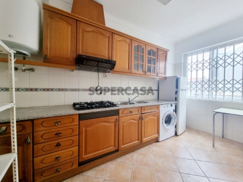 Viva uma vida maravilhosa no centro de Almada passeie a beira rio na falésia do Monumento Cristo Rei ou pratique desporto no ...