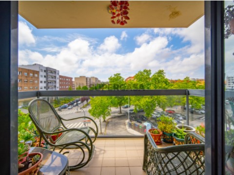 Apartamento com 207m2 em Matosinhos, com grande varanda e 2 garagens a 7km da praia de Matosinhos e Leça.