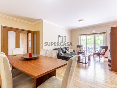 Apartamento de Luxo com grande varanda e parqueamento em saboaria Setúbal a 350mts da praia