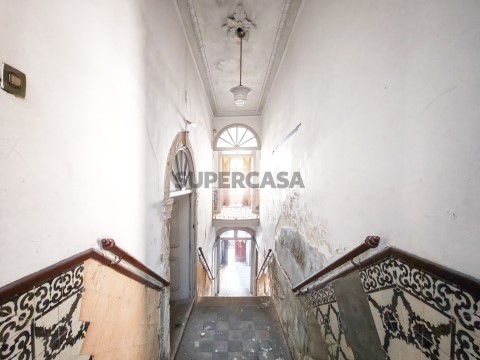 Edifício histórico com localização privilegiada no centro de Setúbal ( av. 5 de Outubro)
