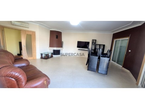 sala com lareira
