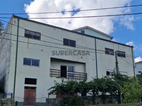 Prédio em Cavernães, Viseu