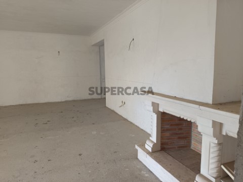 Zwischengeschoss 3 Zimmer Duplex auf Fragosela, Viseu