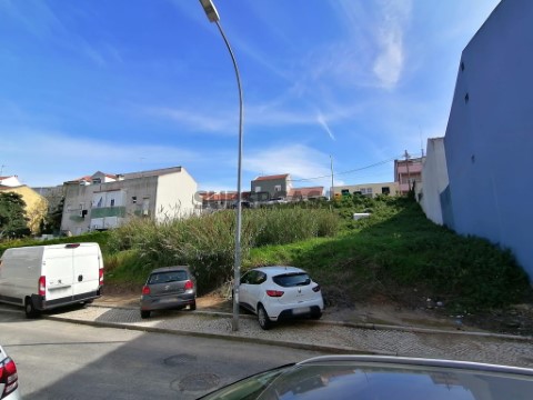 Terreno com viabilidade de construção de edifício com doze fogos, situado na Encosta do Sol. (2)