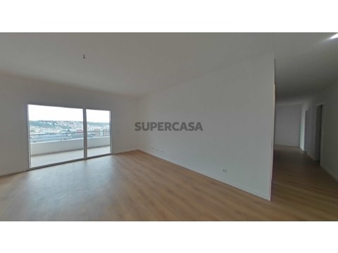 Penthouse T3+1 , nova, com varanda, terraço, box para quatro carros,, situada nas Colinas do Cruzeiro. (13)
