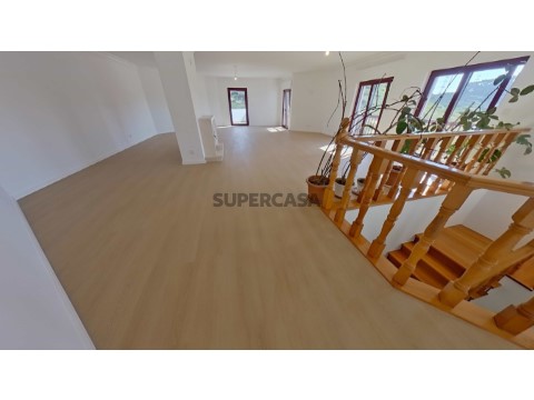 Apartamento T3 duplex remodelado, com box, situado em Casal de Cambra (31)