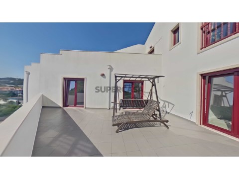 Apartamento T3 duplex remodelado, com box, situado em Casal de Cambra (8)