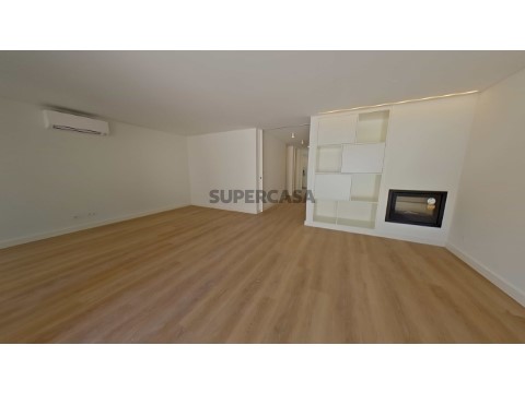 T2+1, inserido numa urbanização recente de edifícios de apenas dois pisos, (18)