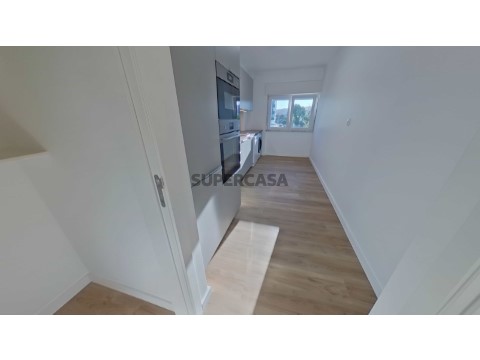 Situado na Arroja, T3 remodelado, com muita luz natural (1)