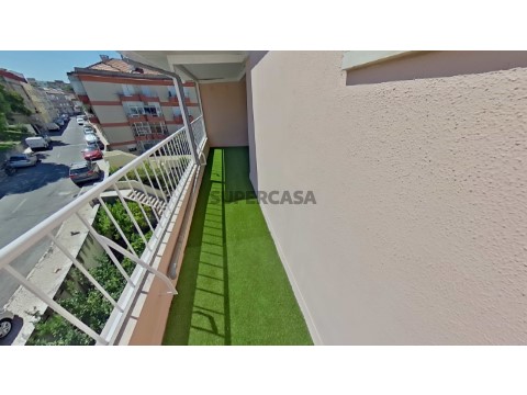 T2 remodelado com varanda, no Pendão, Queluz. (14)