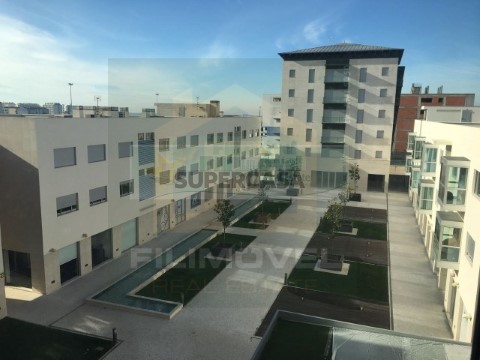 停车场 在 Rua Engenheiro António José Souto Barreiros Mota, Cidade de Santarém