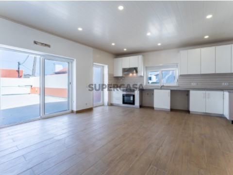 Sala/ Cozinha com acesso direto ao terraço