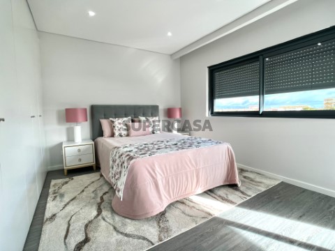 Apartamento T3 novo com estacionamento e piscina Olhão