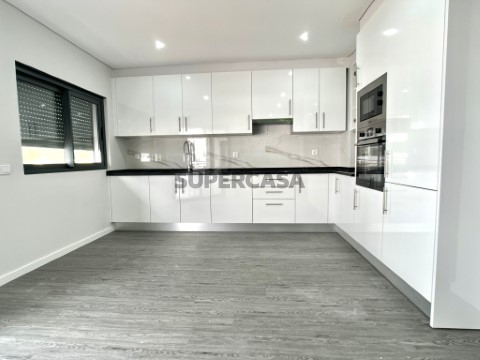 Apartamento T3 novo com estacionamento e piscina Olhão