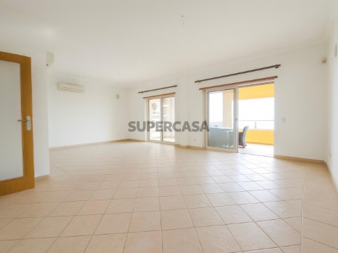 T3 na Guia com piscina comum e estacionamento