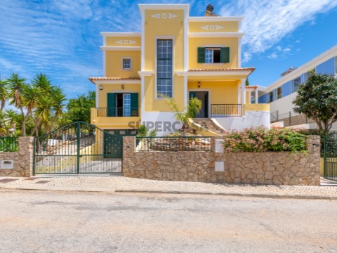 Exclusiva Moradia Familiar em Moncarapacho: Um Refúgio de Serenidade com Vista Mar